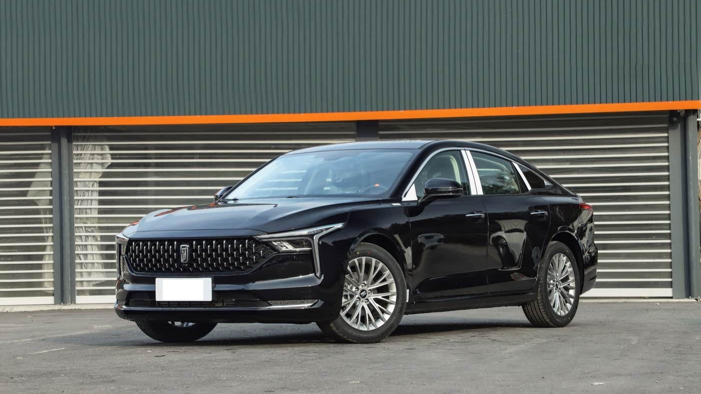 国产版“帕萨特”售价12.38万起！掀背造型配熏黑外观，搭载1.5T