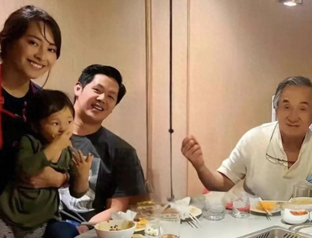 71 岁成龙吃火锅尽显老态，网友泪目：传奇也抵不过岁月