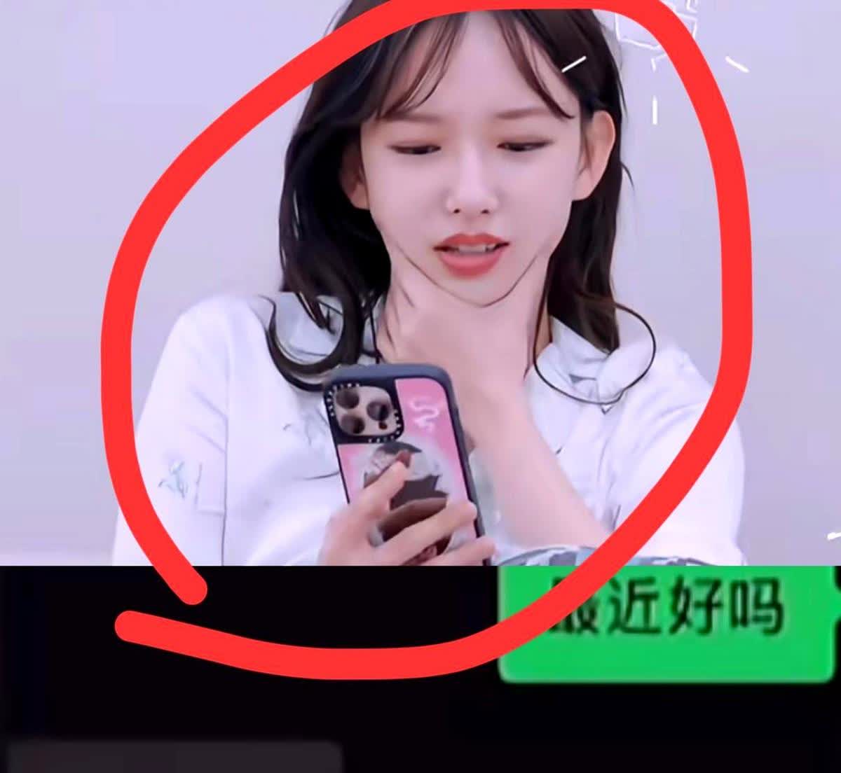 程潇前男友在节目上秒回信息！

其实明眼人都看出来了，不是因为他还爱程潇，也