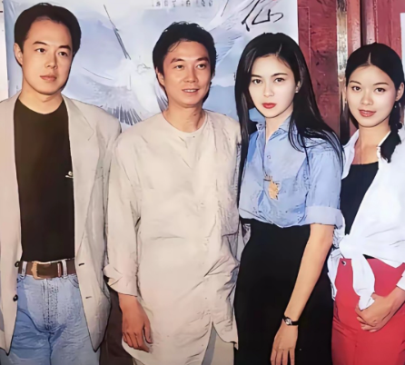 那时的张铁林疏眉朗目，气宇轩昂，风度翩翩！左二是谦谦君子英俊潇洒的刘松仁，左三是