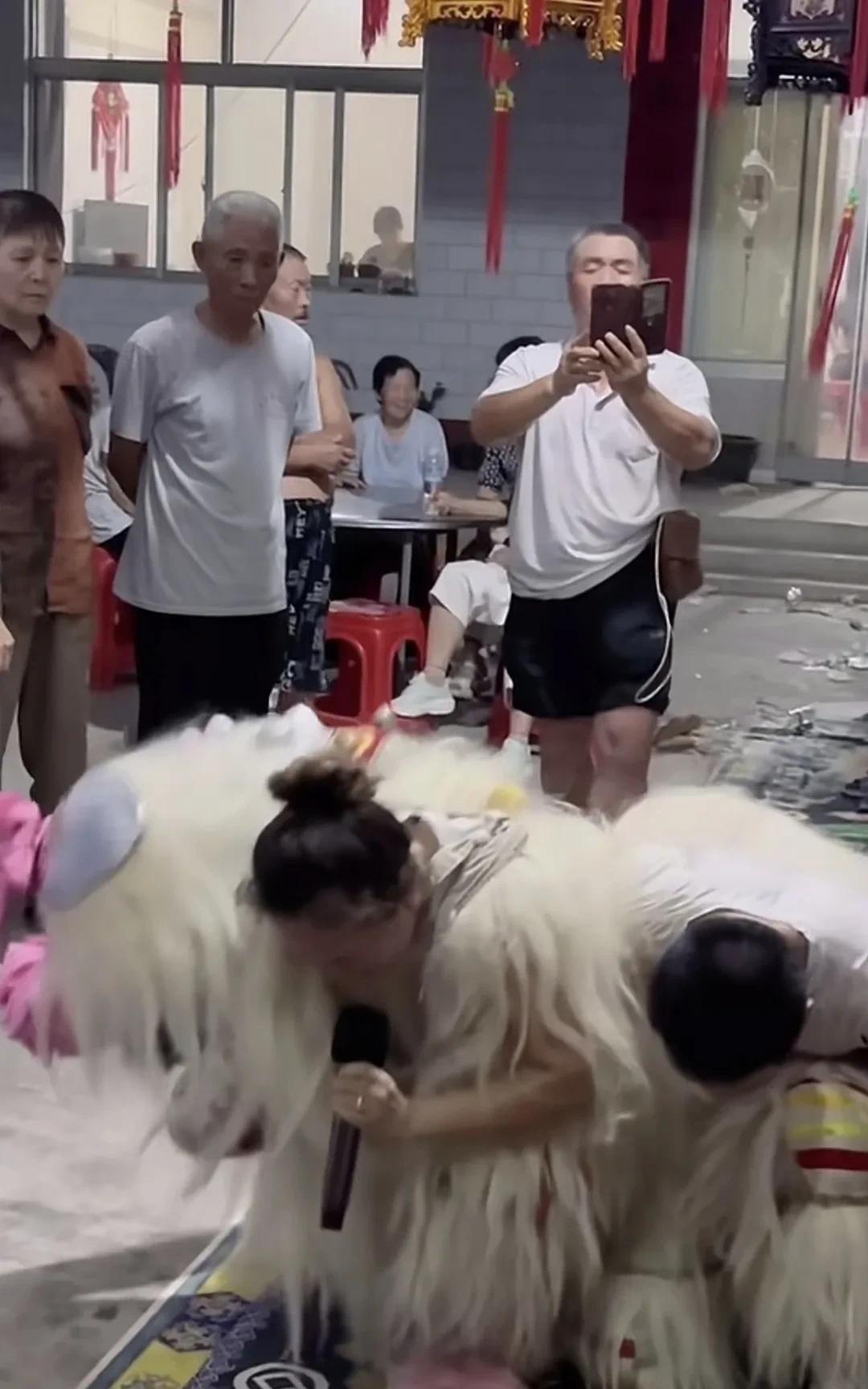 舞狮带哭丧，职业孝女这种现象，如今在不少地方的白事里都存在，只是形式上略有差异。