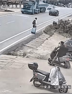 司机走神，路人倒霉