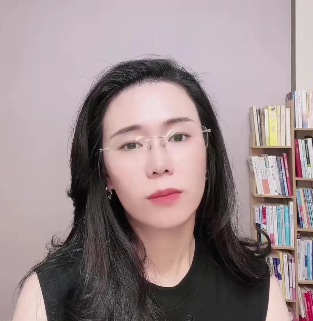 郭延娇律师看不起所有连线的人，哦，男人除外。连线的都会被一顿嘲讽，她永远高高在上