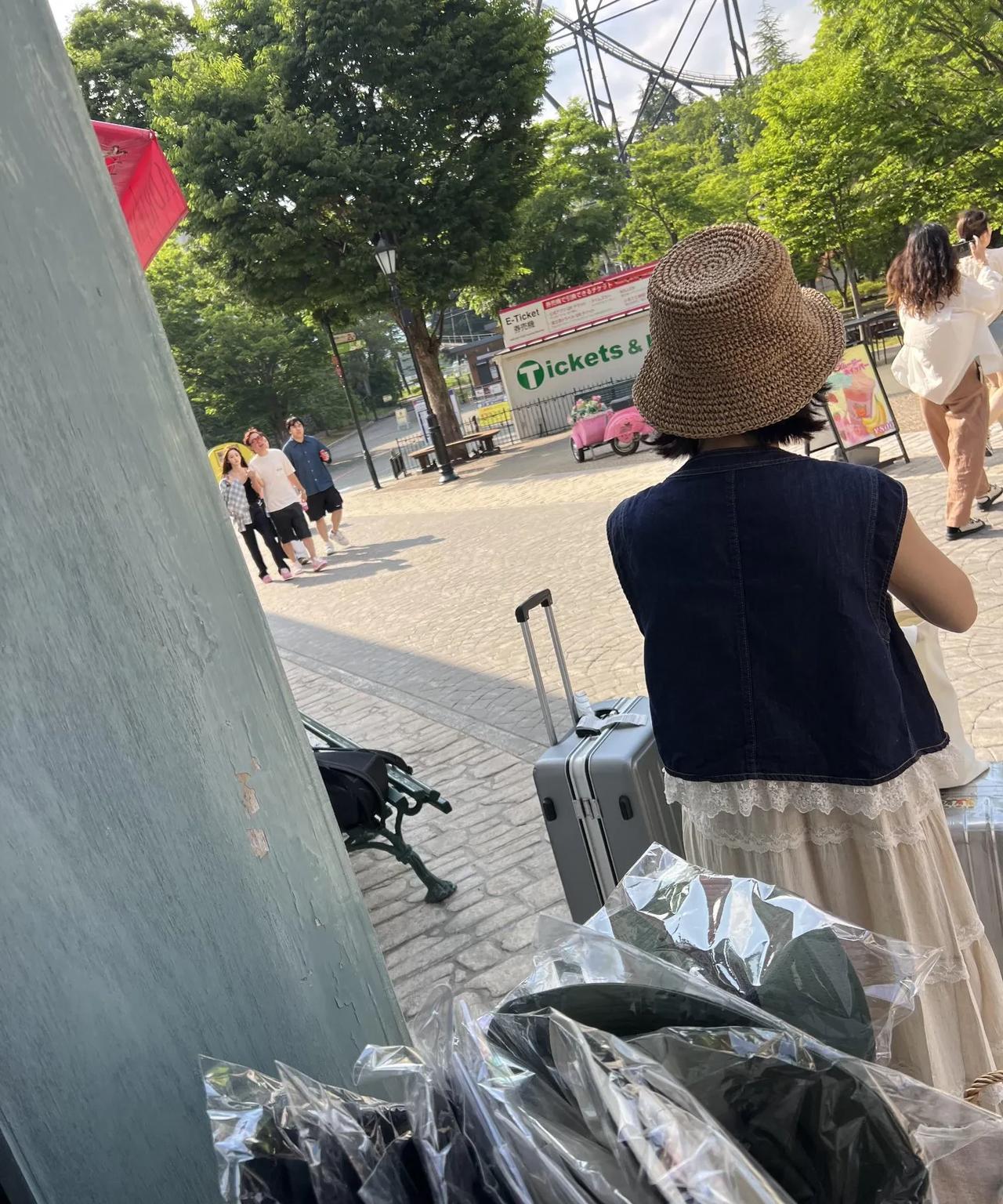 王思聪在富士急乐园游玩，四个人晃晃悠悠的向前走。有一说一，旁边姑娘还是挺好看的。