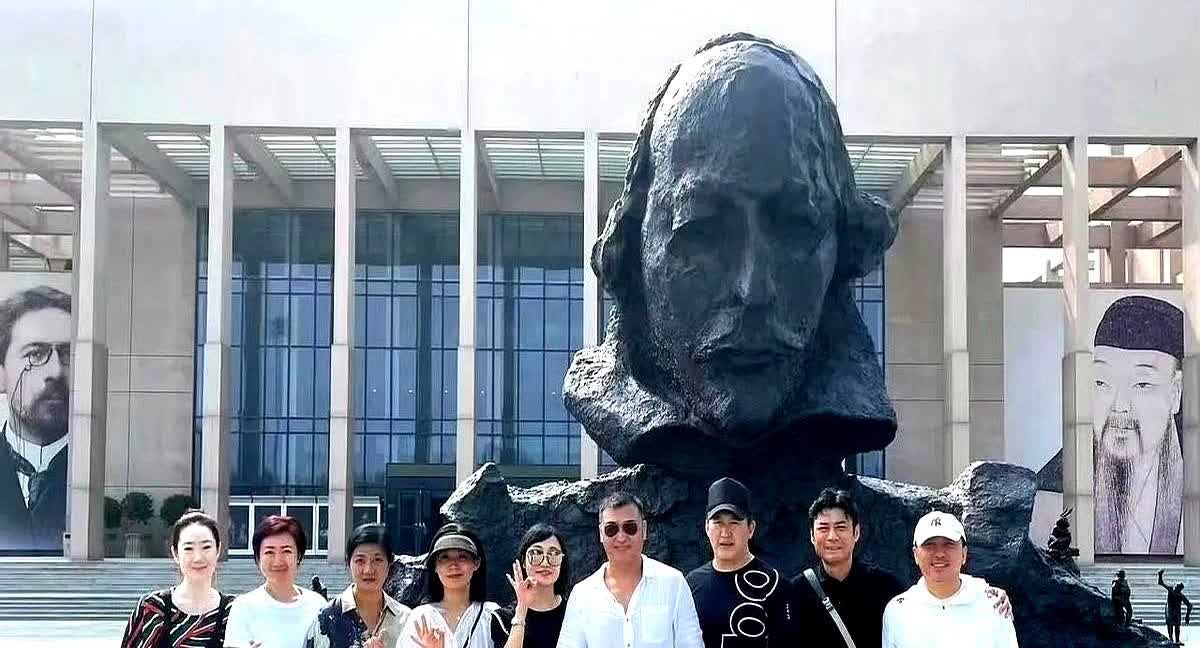 朱媛媛抗癌第三年参加的同学聚会，明显安静温柔了许多，不似往年活泼好动。

老