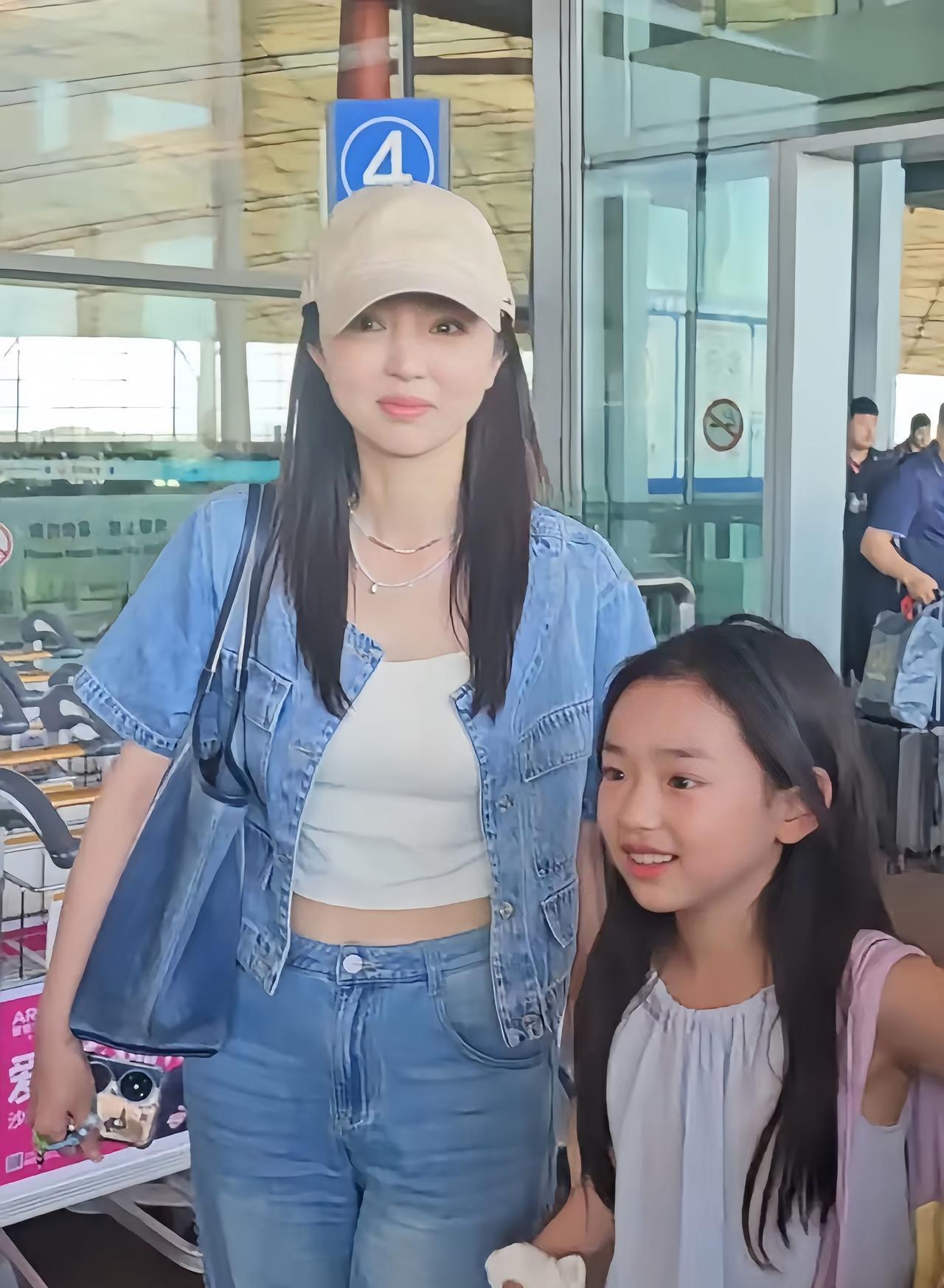 董璇的9岁女儿，和她长得好像，特别漂亮可爱，而且还很乖巧懂事，好羡慕董璇啊。#女