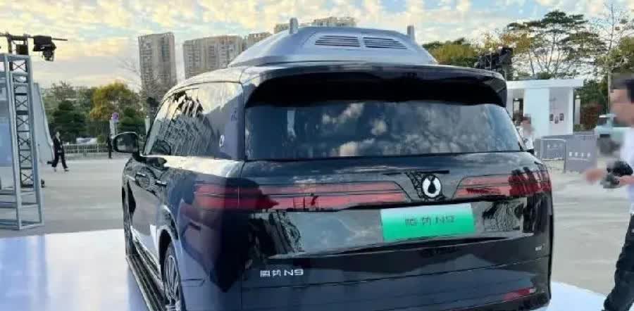 我同学说他想买一辆外形炫酷时尚，内饰豪华智能，配置高，性价比高口碑的国内品牌车，