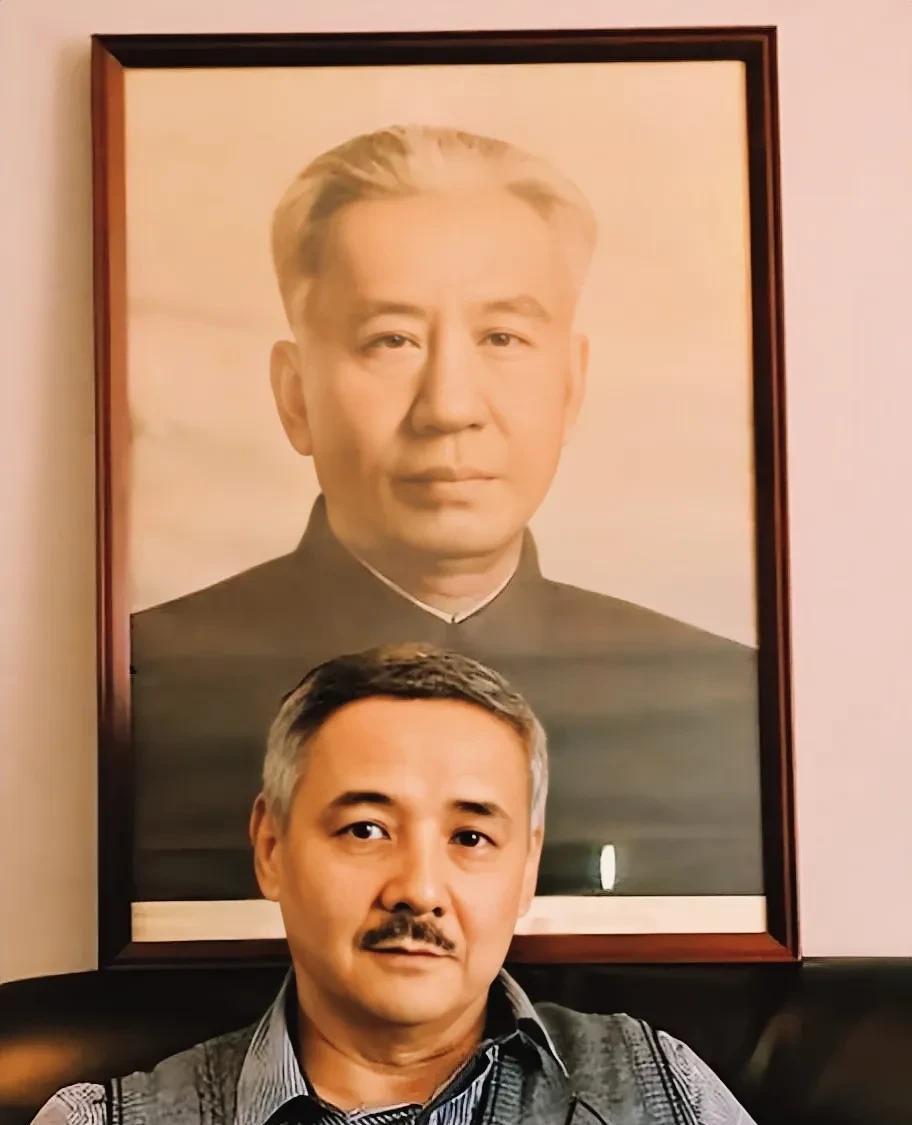 照片中的这位，就是少奇同志的长孙刘维宁（俄文名阿廖沙）。
刘维宁的父亲刘允斌早年
