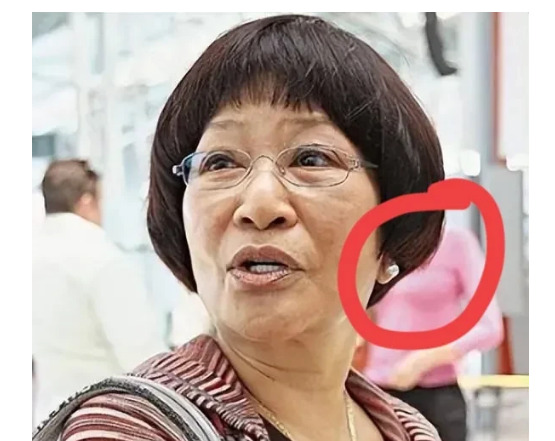 李兆基前妻净身出户











天哪，你能相信吗？一个女人居然放弃了2
