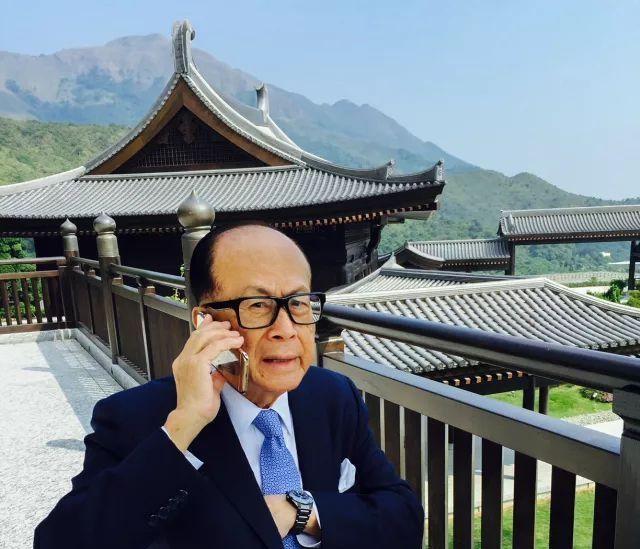 到底谁在保李嘉诚？他一直在钻法律空子，买地皮建房捂着不卖，等十几年后翻好多倍才出