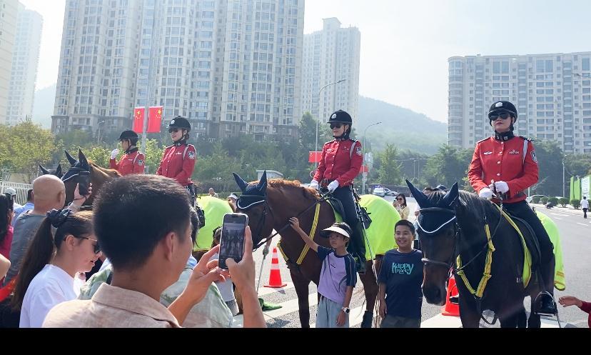 据悉，类似大连港东五街的美景世界少有，香港有一处街影可以通向大海，但说是比较窄不