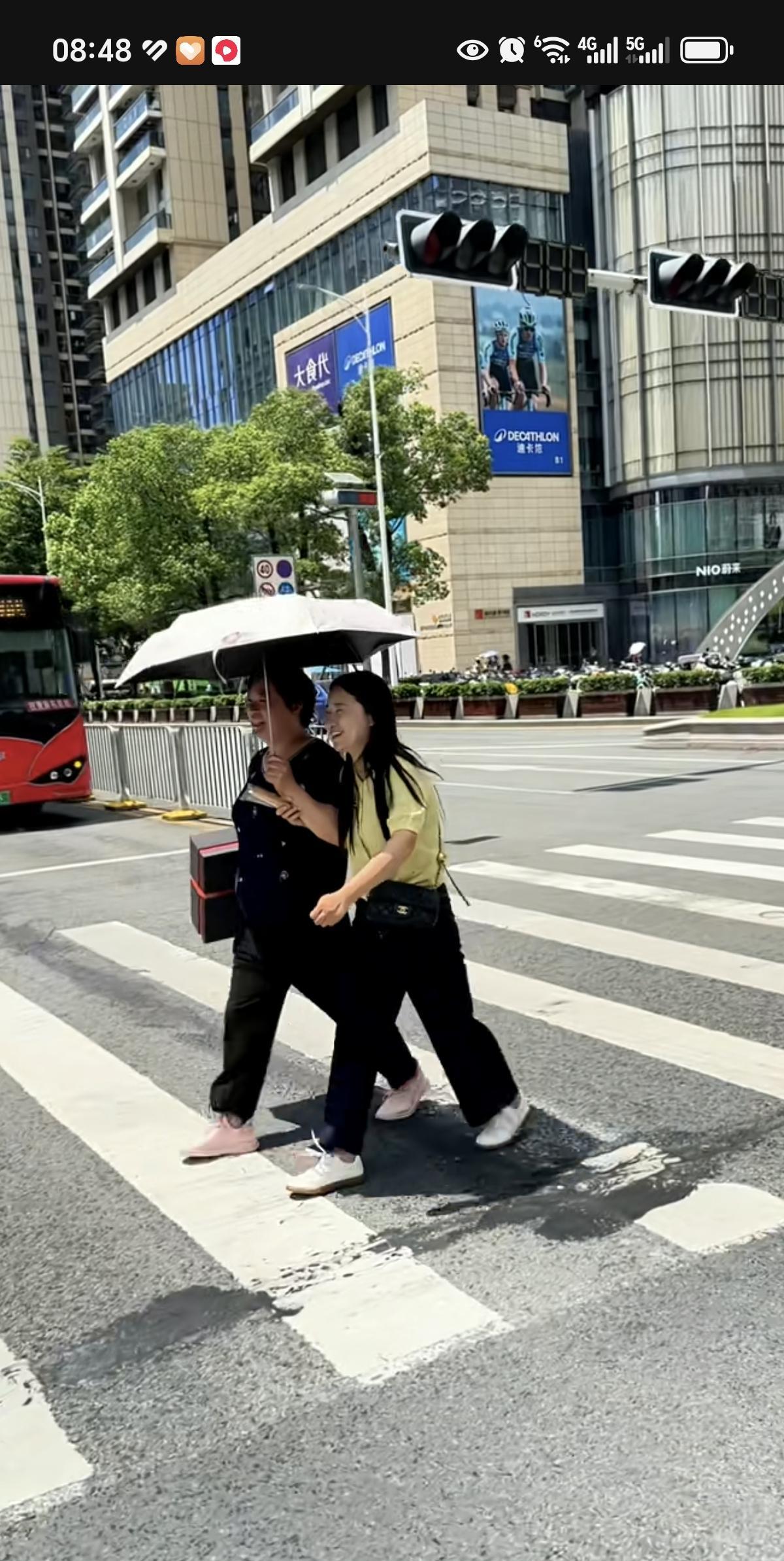 小凤跟胖阿姨关系好像比较好。
胖阿姨这周负责打扫卫生，周阿姨负责做饭。
小凤要去