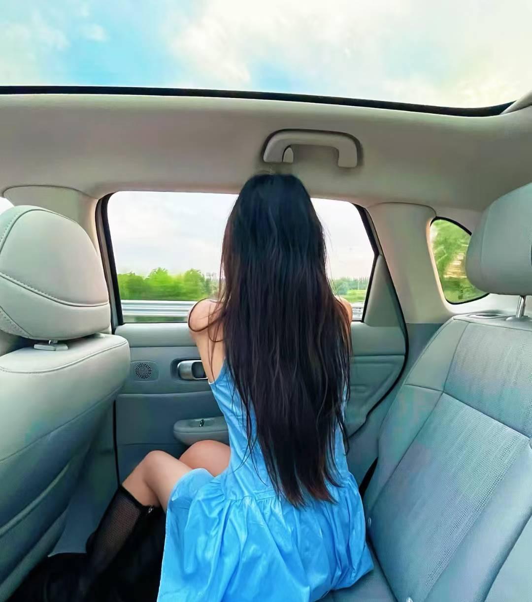夏日公路旅行，蓝色连衣裙与自由的风