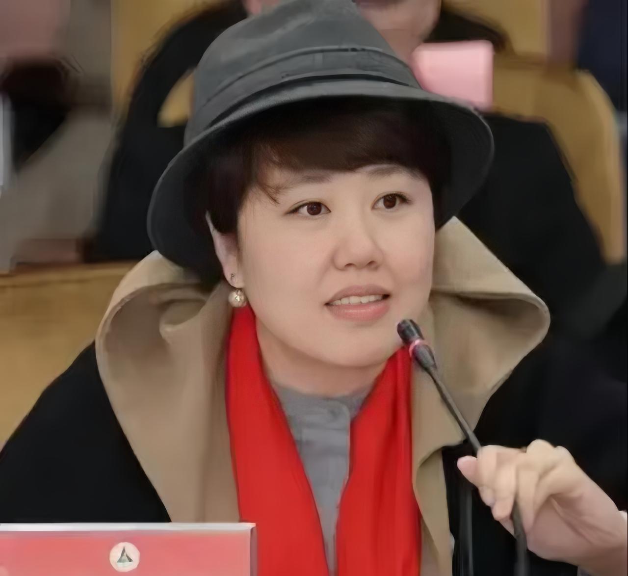 现在全网压力最大的就是于蕾了，
不是因为在观礼现场表演了戏剧，
而是明年春晚她怕