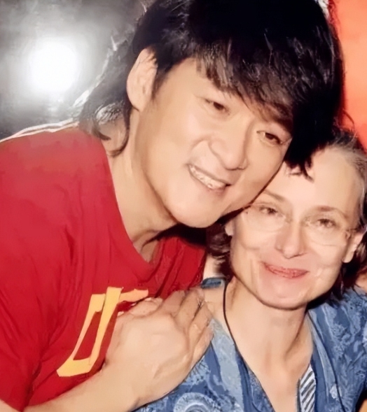 一天，一个女粉丝给周华健的妻子康粹兰打电话:“我很爱周华健，我们已经在一起了，你