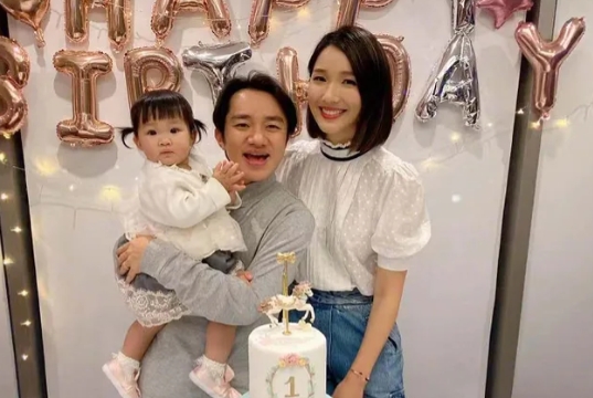 当年，李亚男带着身高1.63的王祖蓝回家，父母不同意，嫌弃王祖蓝矮，配不上自己女