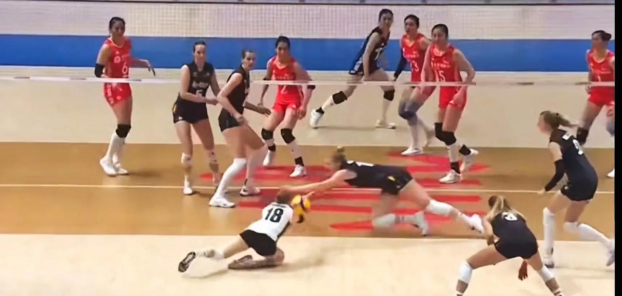 世界女排联赛，
中国女排大比分3：0胜比利时女排，
三局比分为25：18，27：