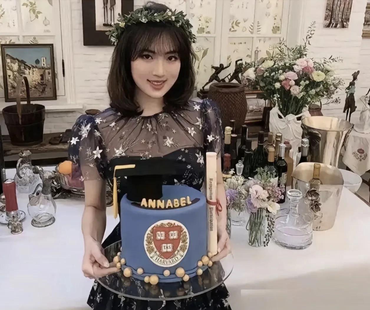 你听说过姚安娜定律吗？就是每次富二代明星出点什么事，姚安娜粉丝就会上涨一波。这叫