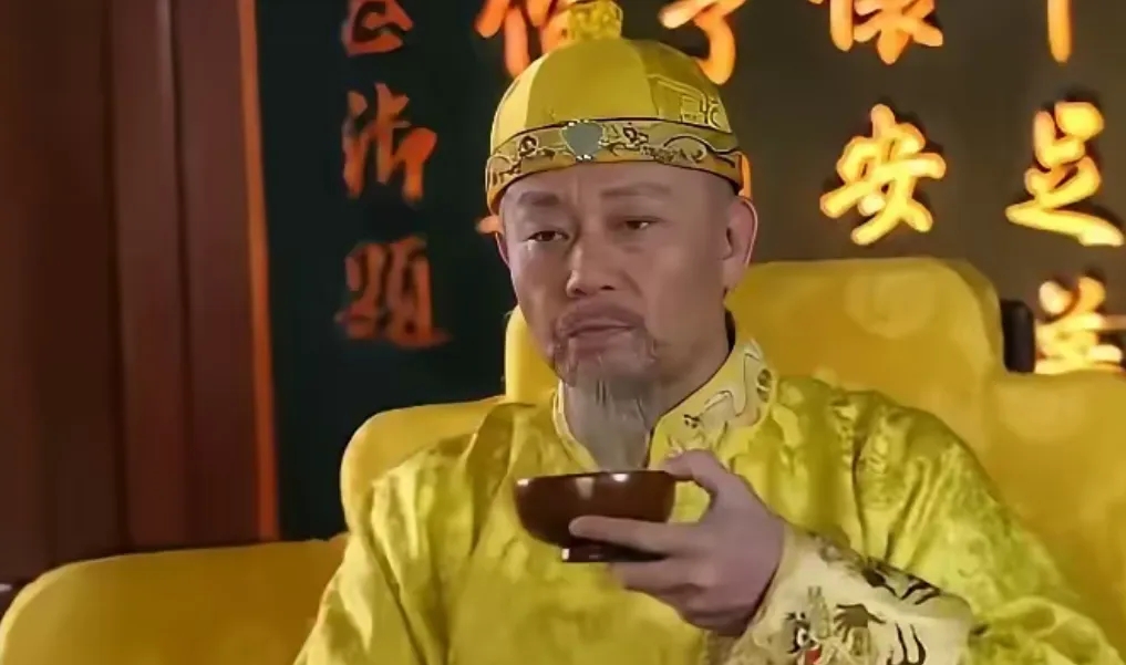 雍正元年，13岁的弘历被传旨去养生殿，没想到雍正却命人递给他一块半生不熟的白肉，