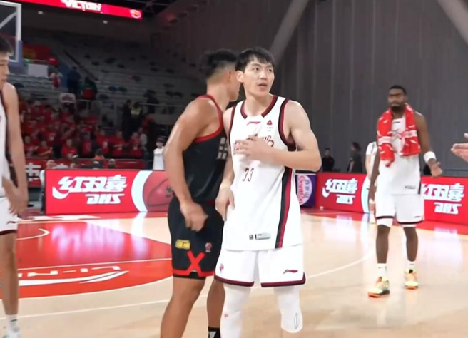 1月3日，CBA常规赛第10轮比赛继续进行，浙江稠州金租男篮客场挑战深圳男篮，虽
