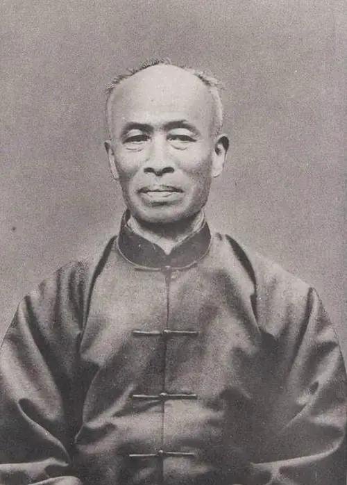 他是民国臭名昭著的大汉奸，却挥笔写下几个大字流传至今，大街上随处可见。
咱们平时