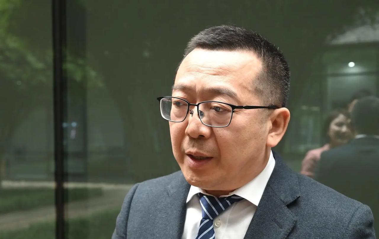 “绝不能放他再回中国！”2011年中国科学家潘锦功首次发布世界领先的玻璃发电技术
