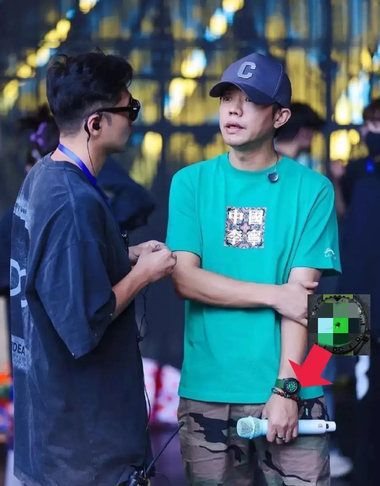 我很想问一句，
曾毅戴表被骂，
真至于这样吗？
演唱会彩排照片一出来，他戴的绿表
