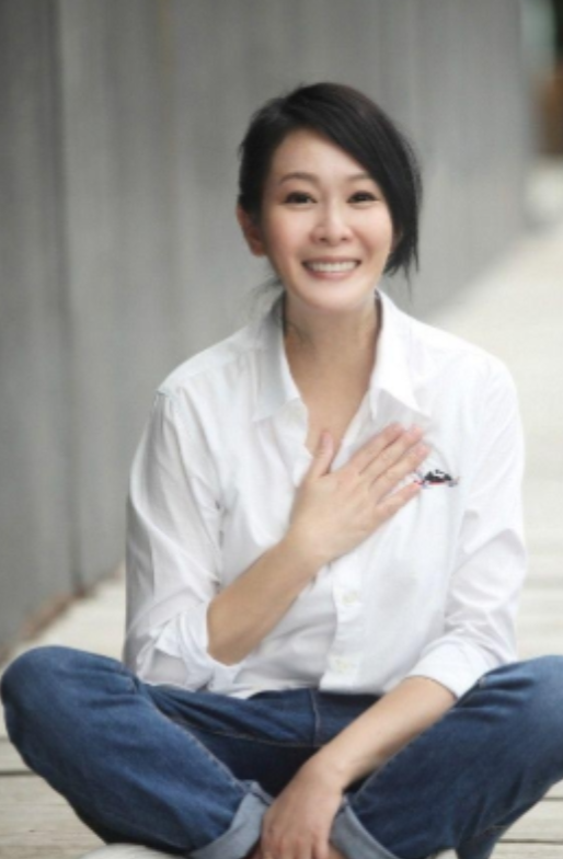 2011年，刘若英嫁给了身家68亿的富商钟小江，婚前刘若英约法三章：可以同居但必