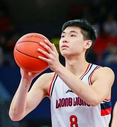 广东男篮引入两位未来之星，随着崔永熙和焦泊乔的加盟，球队得以组建起一套完整的男篮