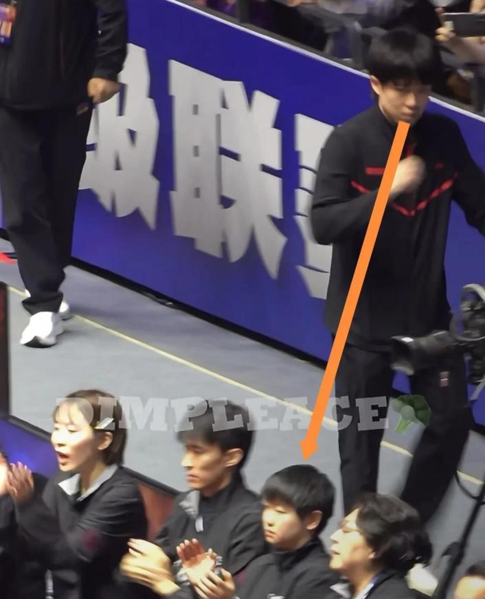 看就看，还摸一下鼻子干什么？这细微的动作背后，隐藏着怎样的情绪？



王楚钦比