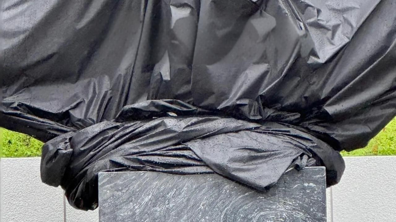 大S雕像正式完工，裹着黑帆布等忌日揭晓，现场曝光与高以翔为邻