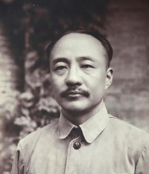 民国初年，李烈钧看上了好兄弟龚永的夫人华世琦。一天，李烈钧给了龚夫人2万大洋，说
