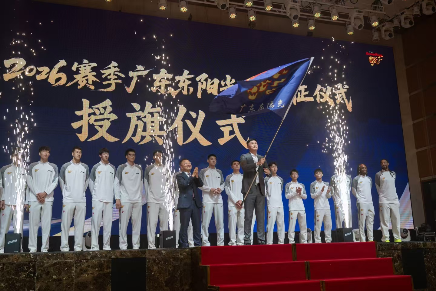 广东主场仪式已开，杜锋欢迎八位新人，喊话崔永熙协助杰、胡兄弟