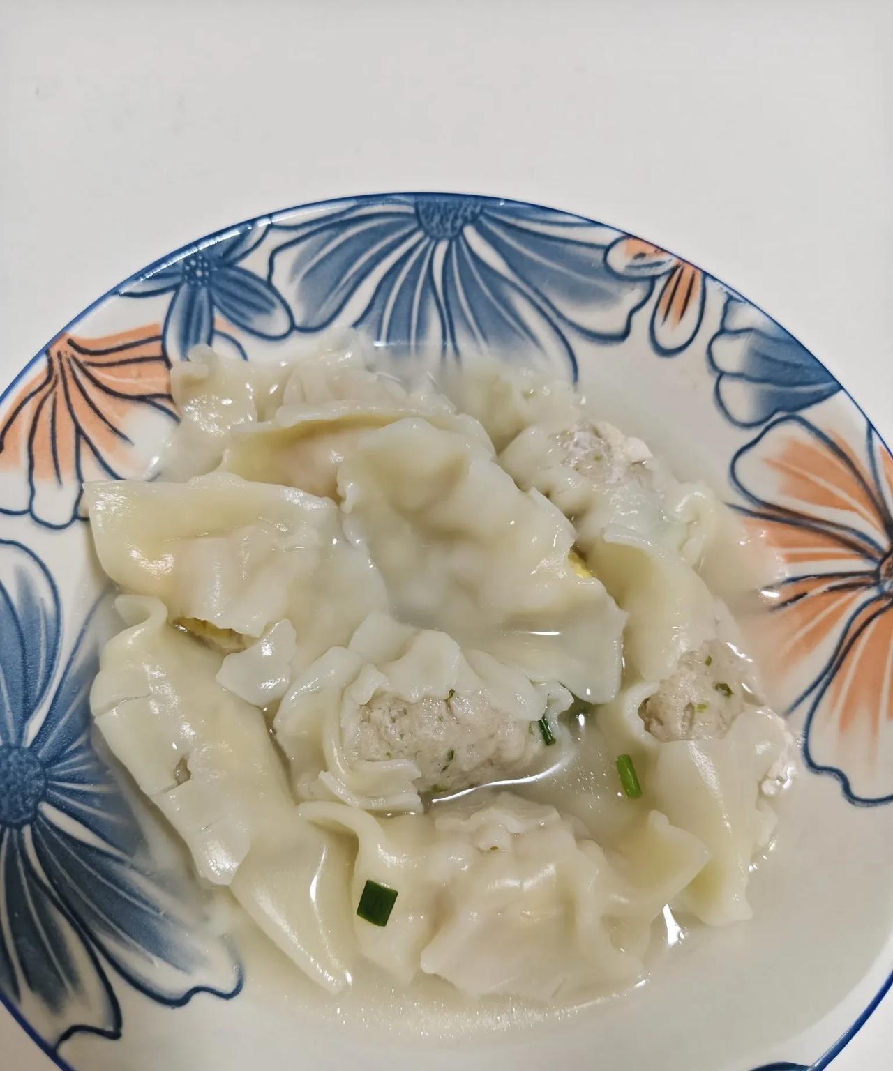 今晚煮饺子又把饺子皮煮破了，孩子看见也没说什么就开心的吃起来，幸好老公不在家，不