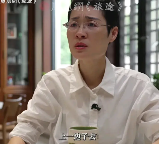 13岁被姑姑收留，牛奶只能喝表哥剩下的，剥蒜慢了就要被吼。
如今，刘晓艳是网红英
