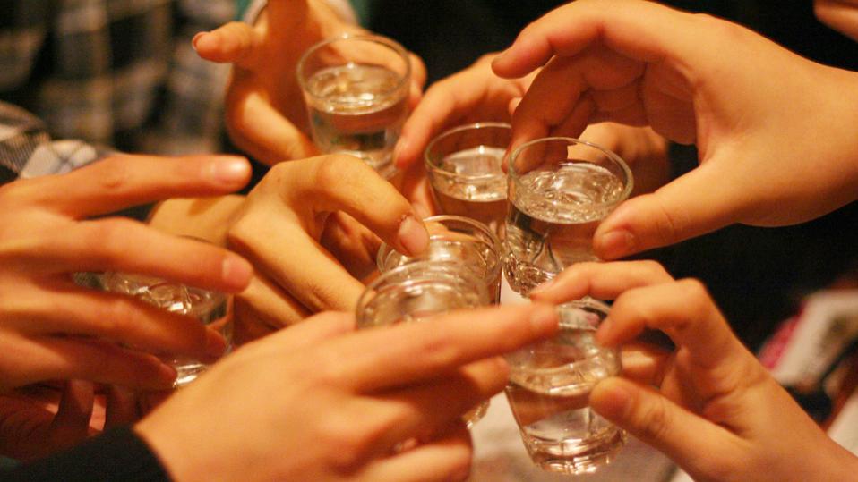Z世代饮酒新风向：情绪价值与即时满足驱动消费变革