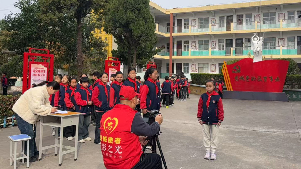 摄影之光志愿者走进乡村小学，用镜头定格1090个灿烂瞬间