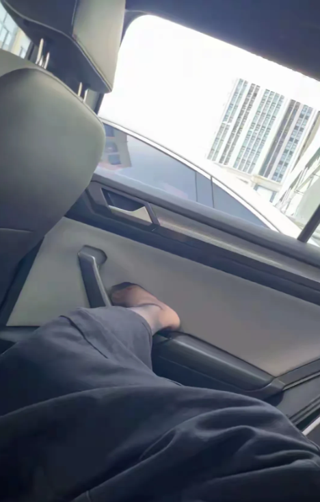 突然感觉自己一个人呆着也是很幸福的事