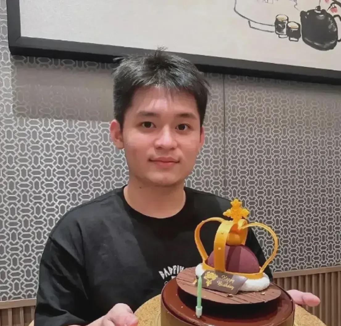 林诗栋以4比0击败莫雷加德，挺进半决赛，
这份喜悦，是林诗栋送给自己的最佳厚礼。