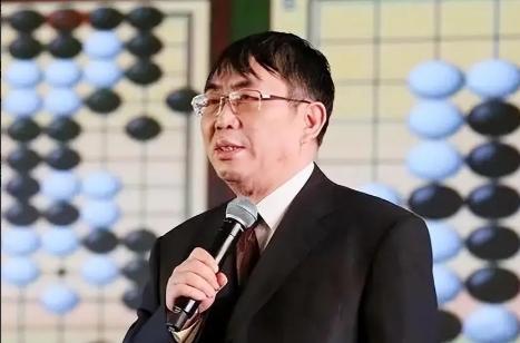 1990年，“围棋圣手”聂卫平痴迷于教“和珅”王刚的妹妹下围棋，一不小心，王静却