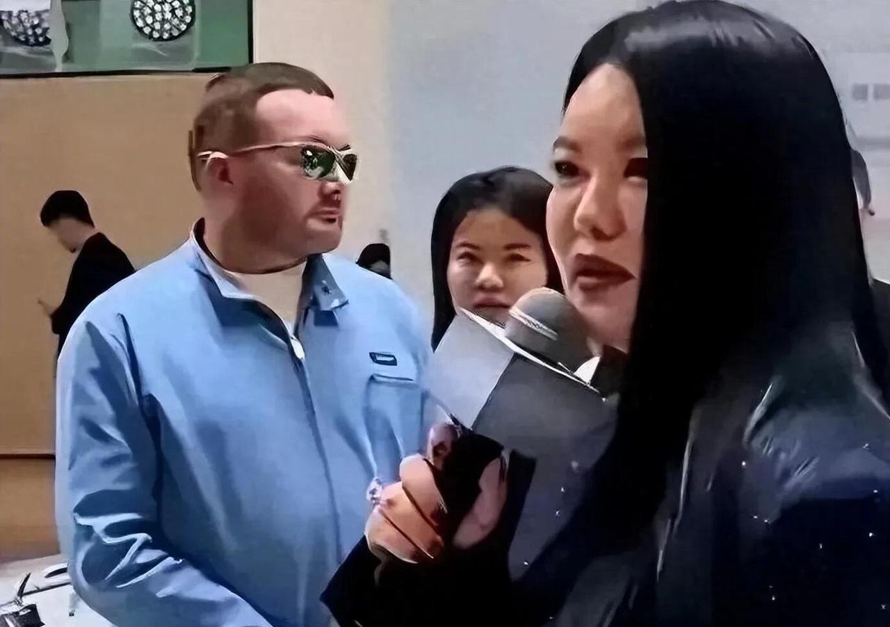 其实李湘长得并不难看，说不上很漂亮但也不丑，就是现在这样的身材，估计走在大街上还