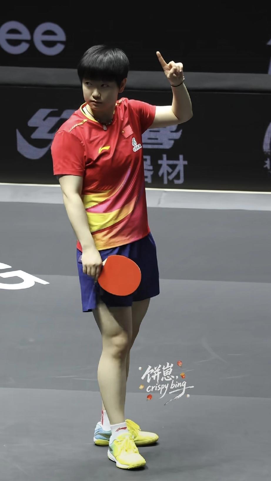 小手一指， 眼神巡视看哪个还在说话，这气场杠杠的！
孙颖莎抬眼望向观众席，食指轻