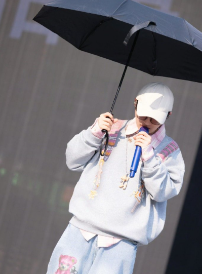 建议周深下次演唱会直接设置“清唱盲盒”环节！这版《富士山下》已经证明，没有伴奏的