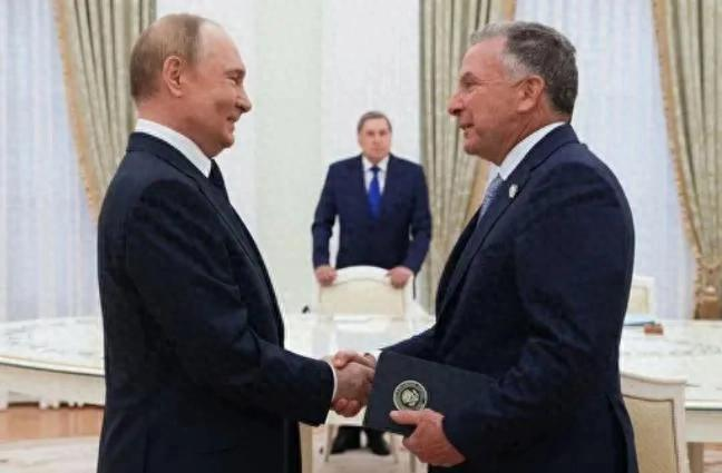 普京亲自授勋，美特使尴尬，俄乌冲突的戏剧性背后
普京近日亲自将一枚列宁勋章颁发给