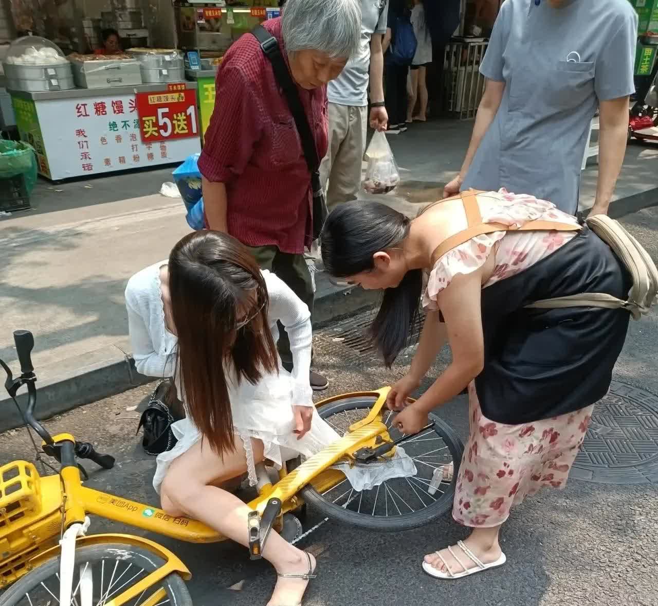 小姑娘骑车太不小心了摔倒了把裙子塞进链条里面了，大家骑车要小心啊