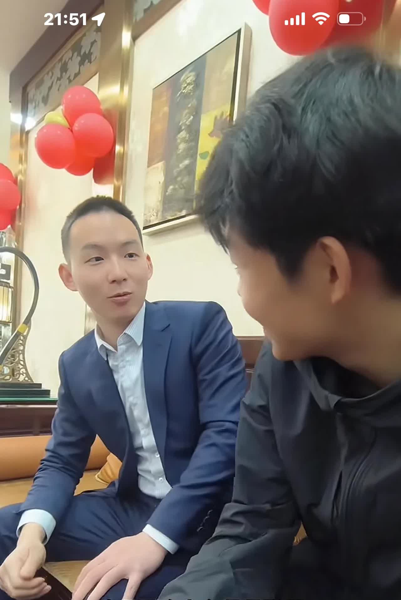 谢浩男和姜甲儒聊天：认亲走红毯时找不到我爸，我一下就蒙了，尽头全是人，咋整？
