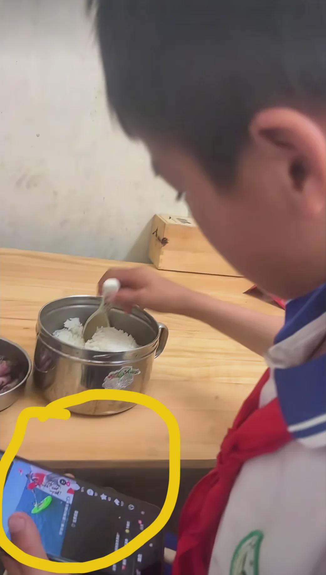 哈哈！赤岭小男孩放学回家，姐夫用手机记录下这有趣一幕，他只是平静地瞥了镜头一眼。