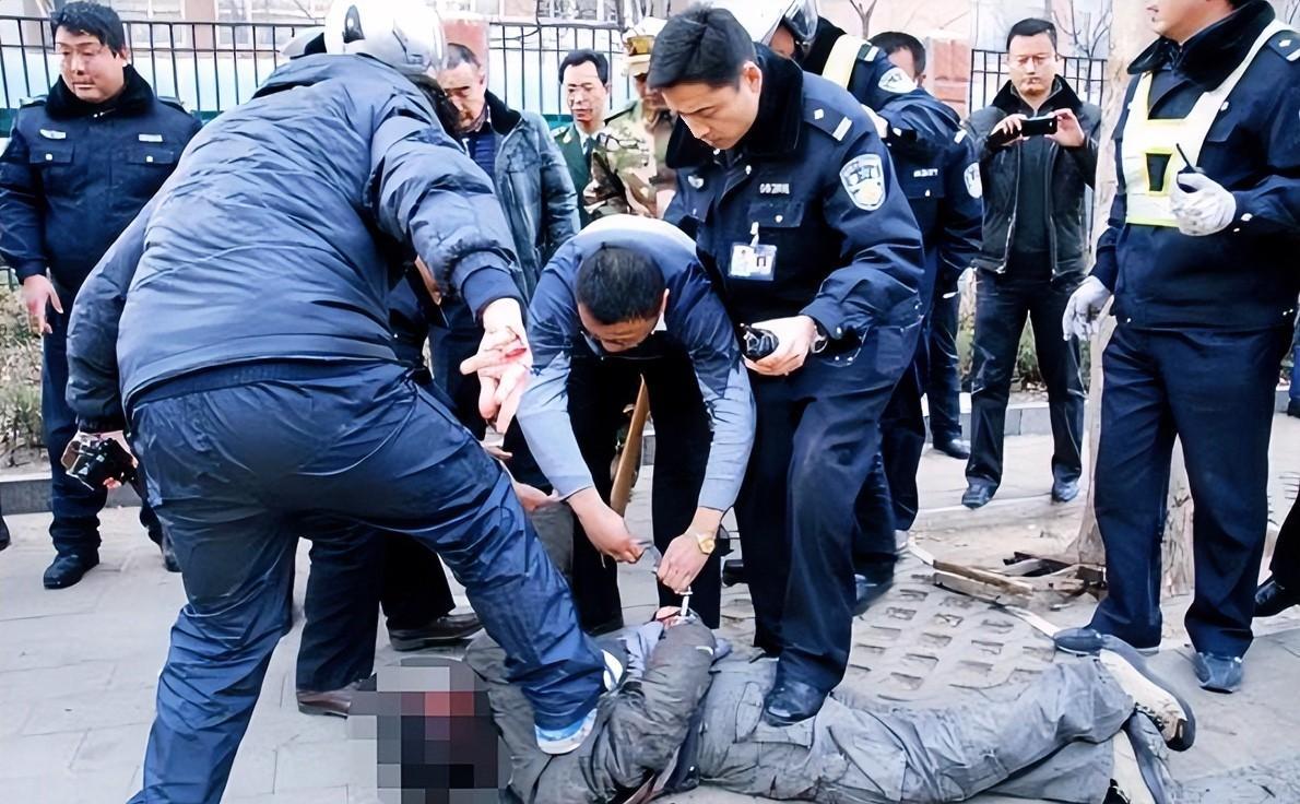 2025年4月，短视频平台18万粉博主“放牛人与妞妞”被扒出真实身份——竟是十年