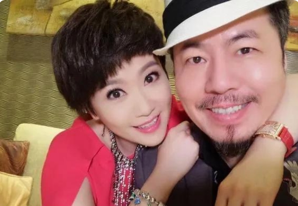 有一天，黄国伦和他的老婆寇乃馨吵架，她一气之下把价值一百万的吉他给摔了，并大声吼