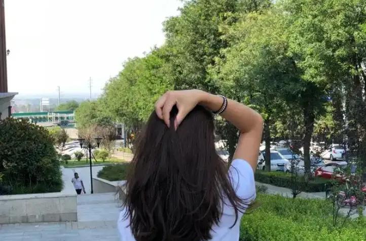 三八妇女节，上海40岁男子对35岁女幼师一见倾心，晚上他带了1瓶白酒在餐馆吃烛光